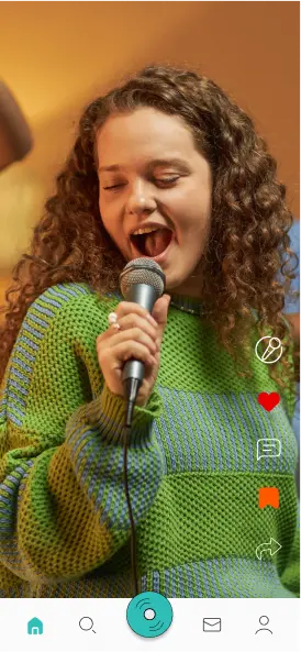 GAKGAK platformunda performans sergileyen yetenekli bir şarkıcı